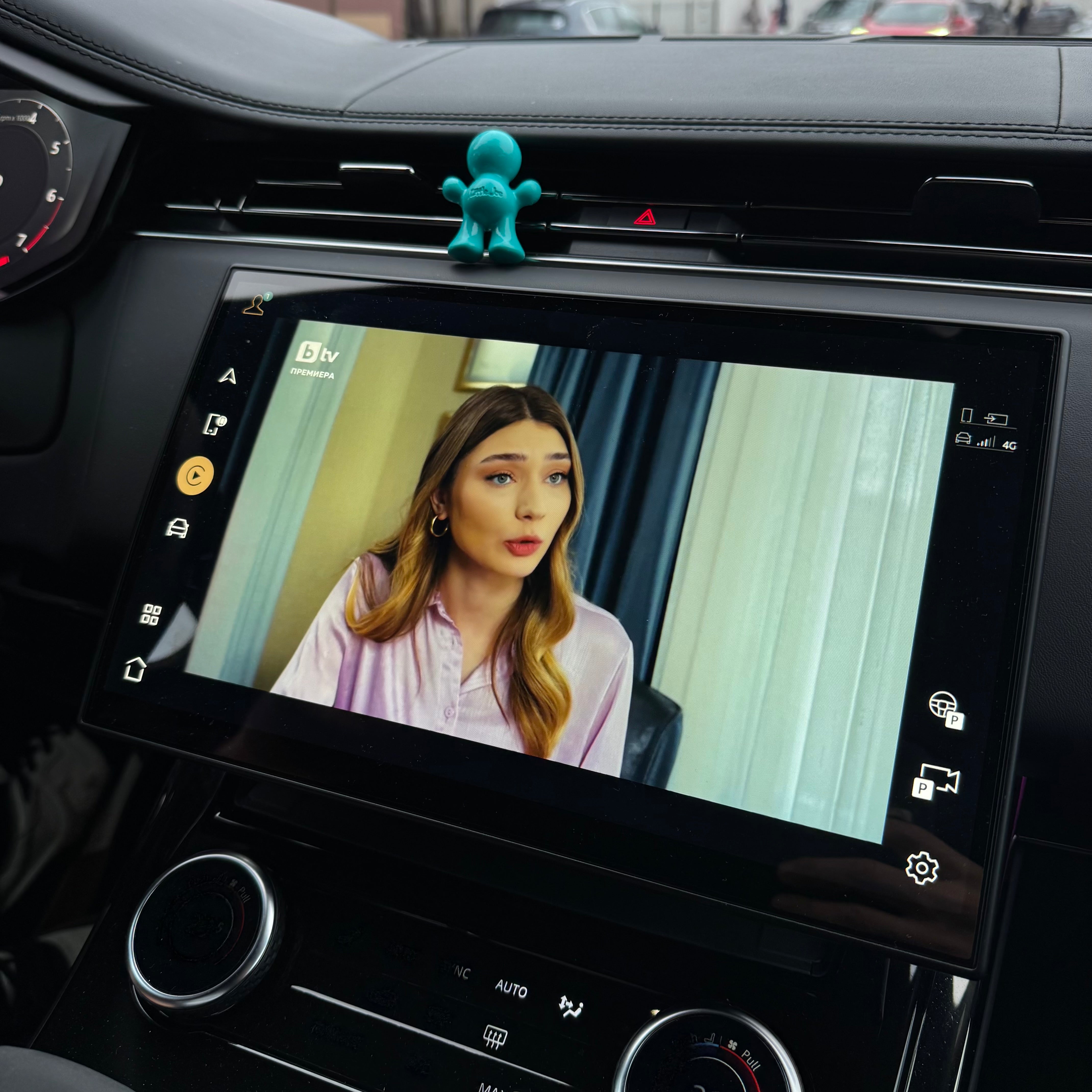 SmartConnect PRO adapter - all your favorite apps on the car screen